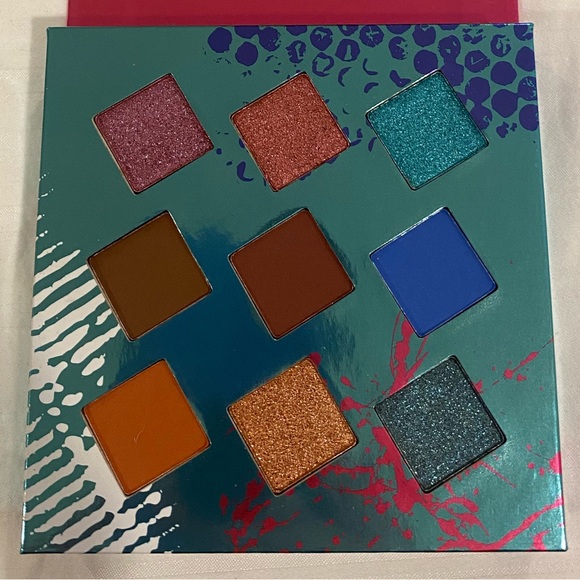 Brand New Living In Color Eyeshadow Palate. - Picture 2 of 5